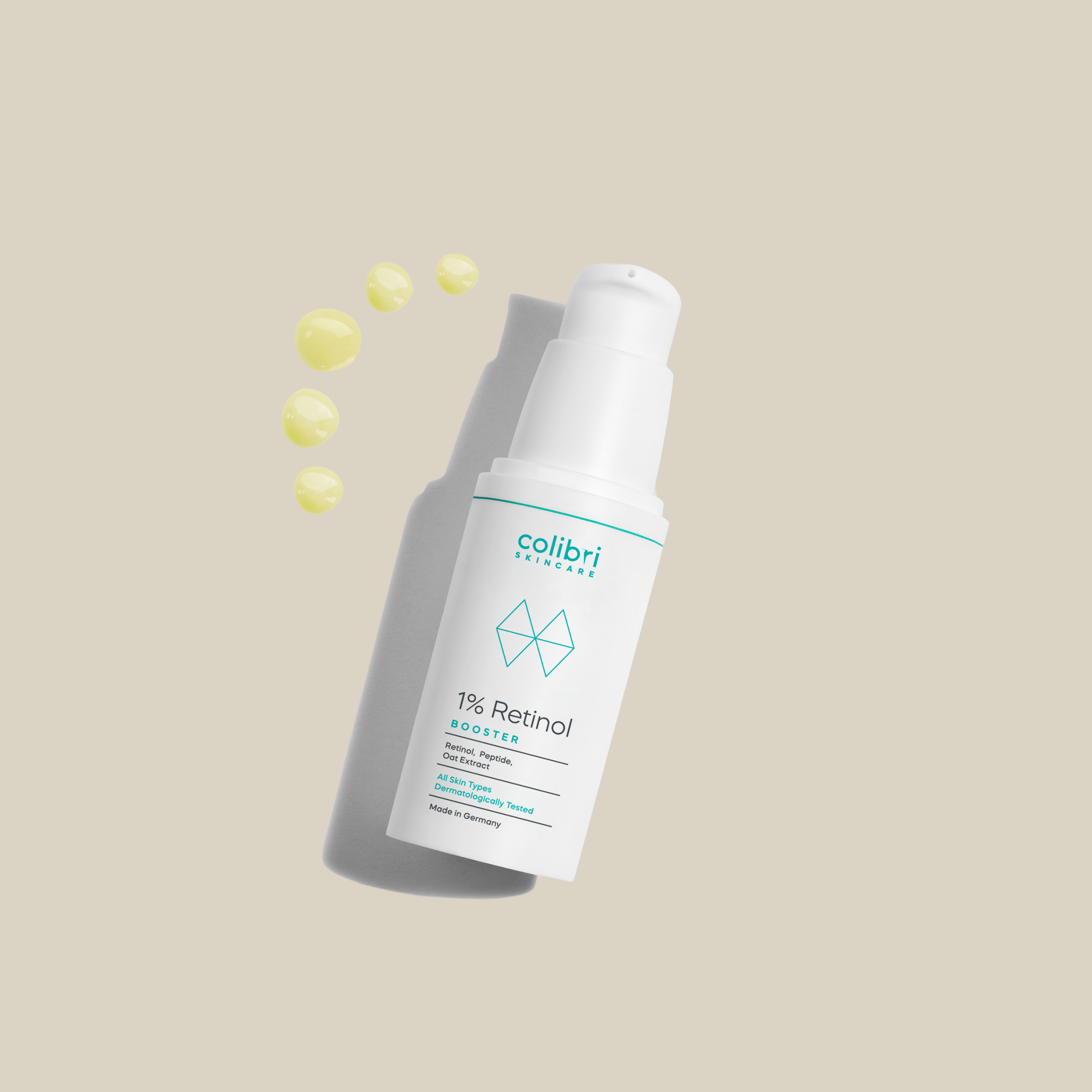 Weiße Flasche mit 1% Retinol Booster und gelben Tropfen auf beigem Hintergrund.