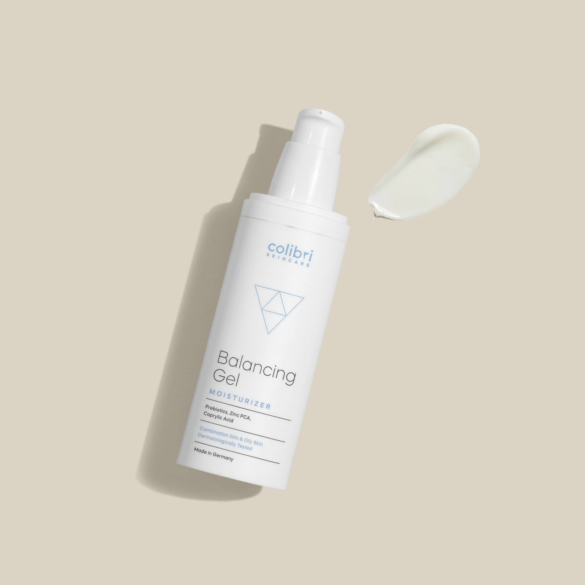 Ein weißer Spender mit "Balancing Gel Moisturizer" auf beigem Hintergrund, daneben ein Klecks des Gels.