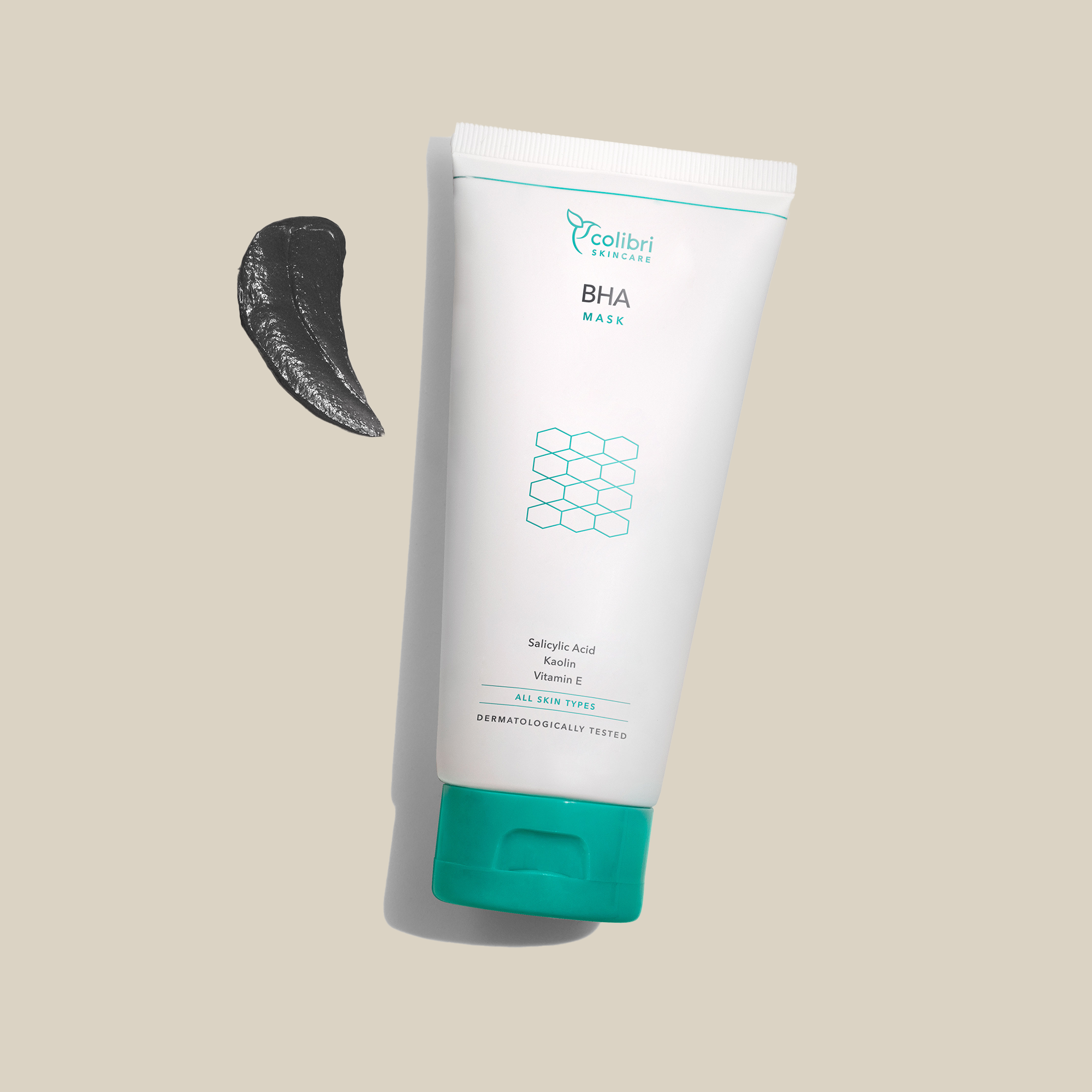 Tube mit BHA-Maske, daneben ein Tupfer der schwarzen Maske vor beigem Hintergrund.