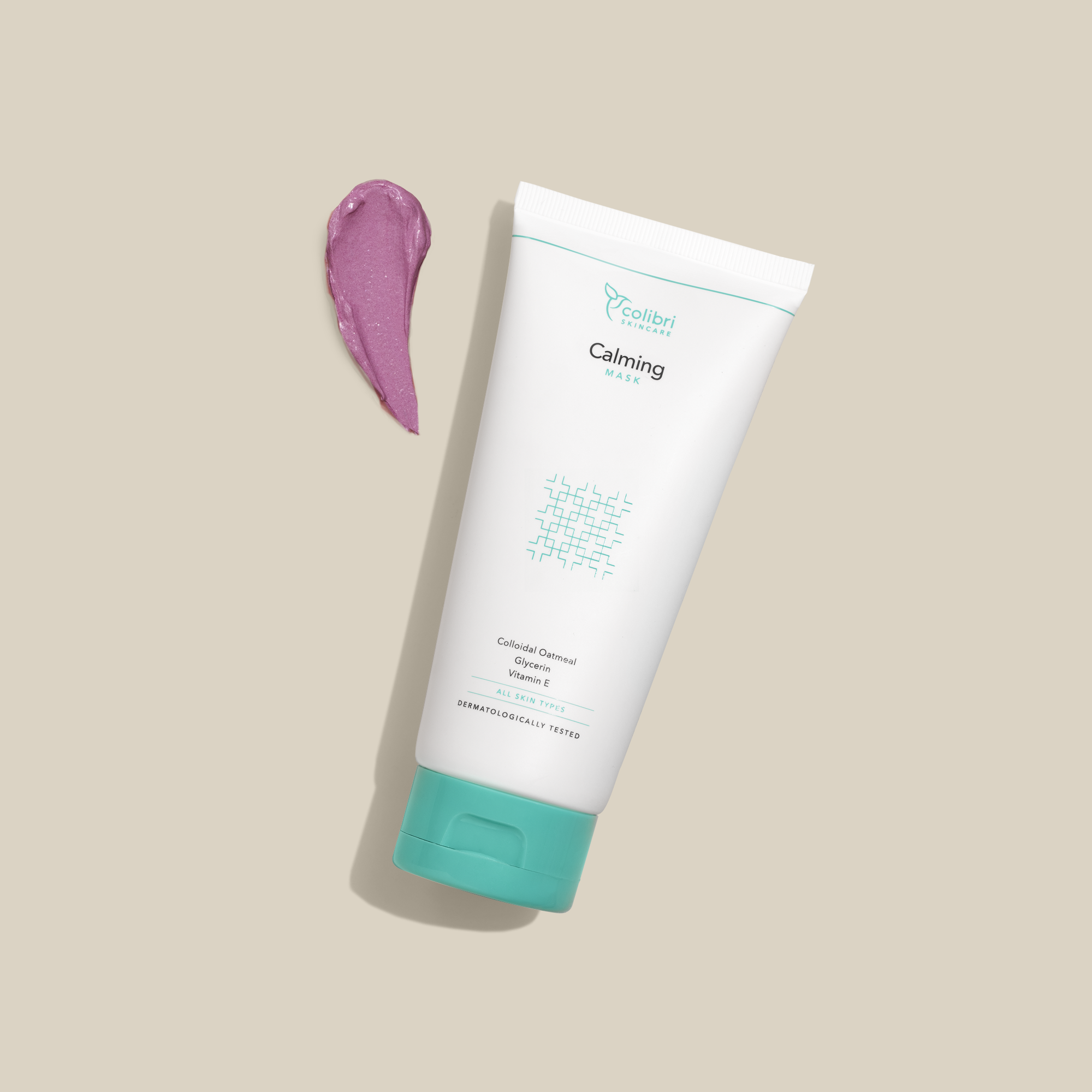 Weißes Kosmetik-Tubenprodukt auf beigem Hintergrund, daneben ein violetter Creme-Abstrich.
