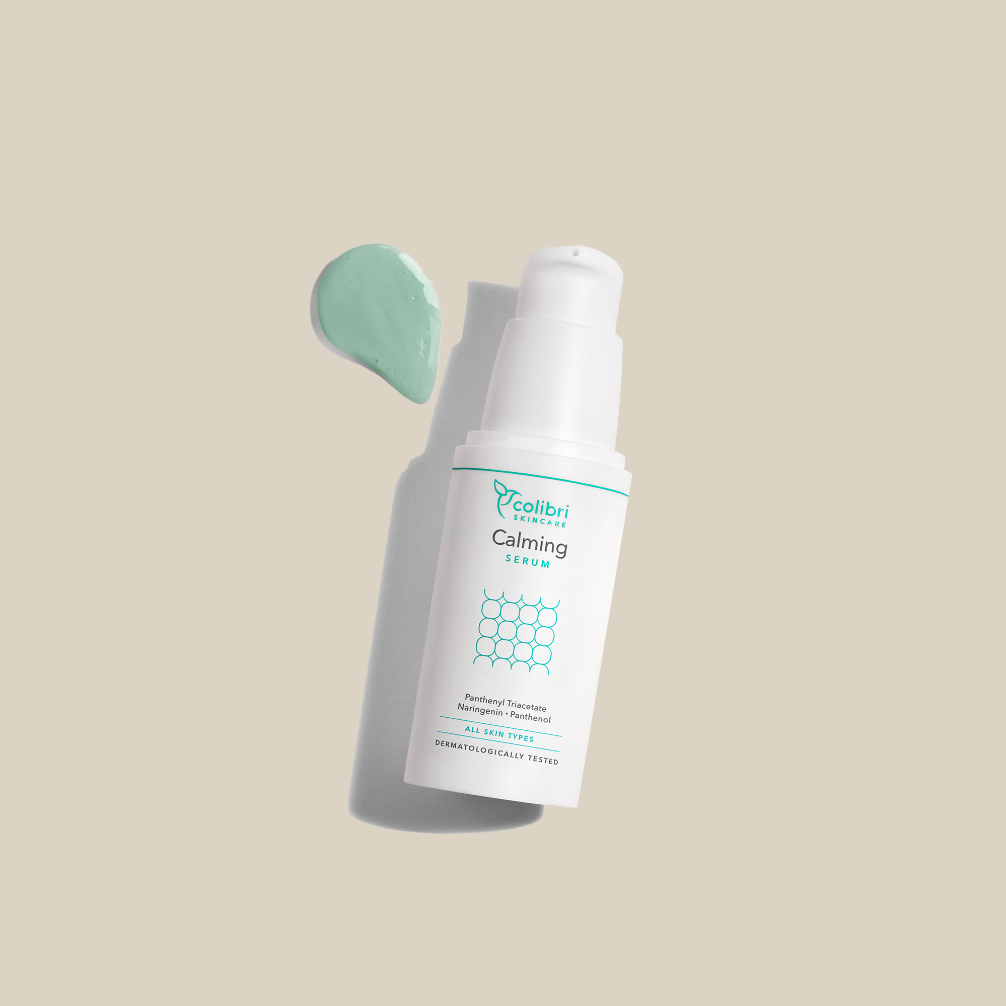 Weiße Flasche mit der Aufschrift "Calming Serum" auf beigem Hintergrund mit grünem Gel neben der Flasche.