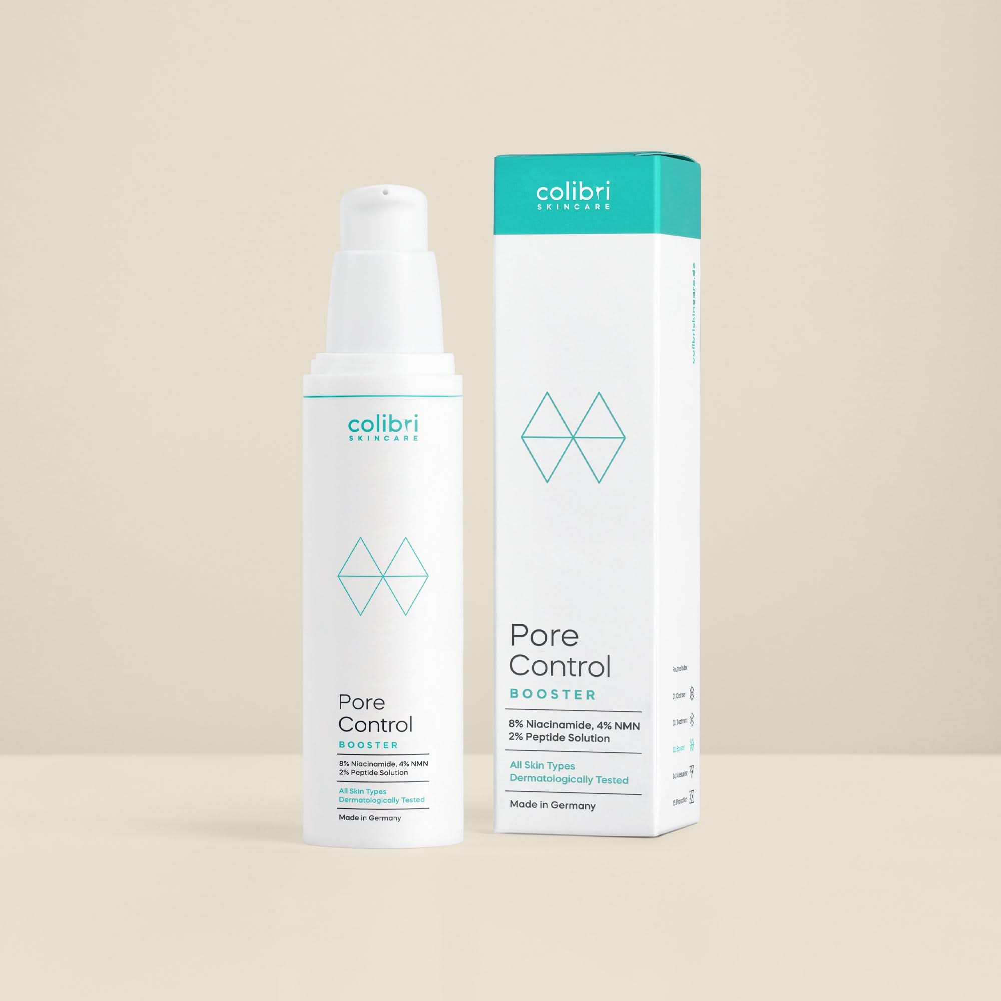 Flasche und Verpackung eines Pore Control Boosters von Colibri Skincare auf beigem Hintergrund.