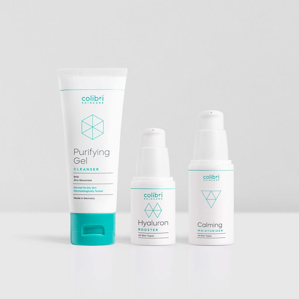 Drei Kosmetikprodukte von Colibri: Reinigungsgel, Hyaluron-Booster und beruhigender Feuchtigkeitsspender auf hellem Hintergrund.