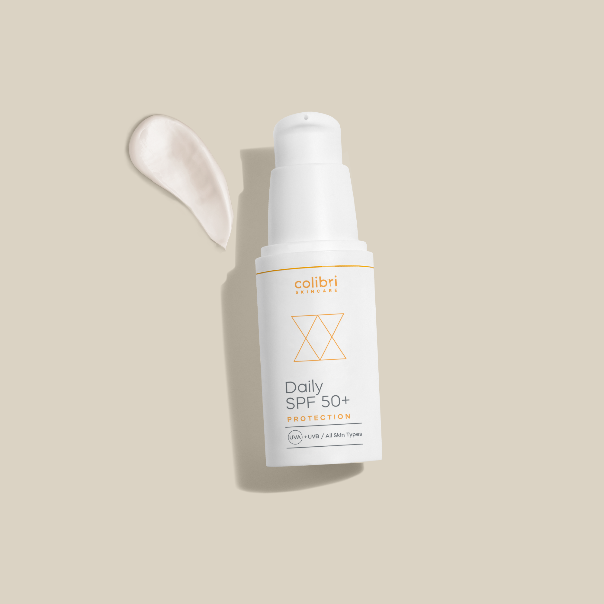 Flasche einer Daily SPF 50+ Sonnencreme von Colibri Skincare neben einem Klecks der Creme auf beigem Hintergrund.