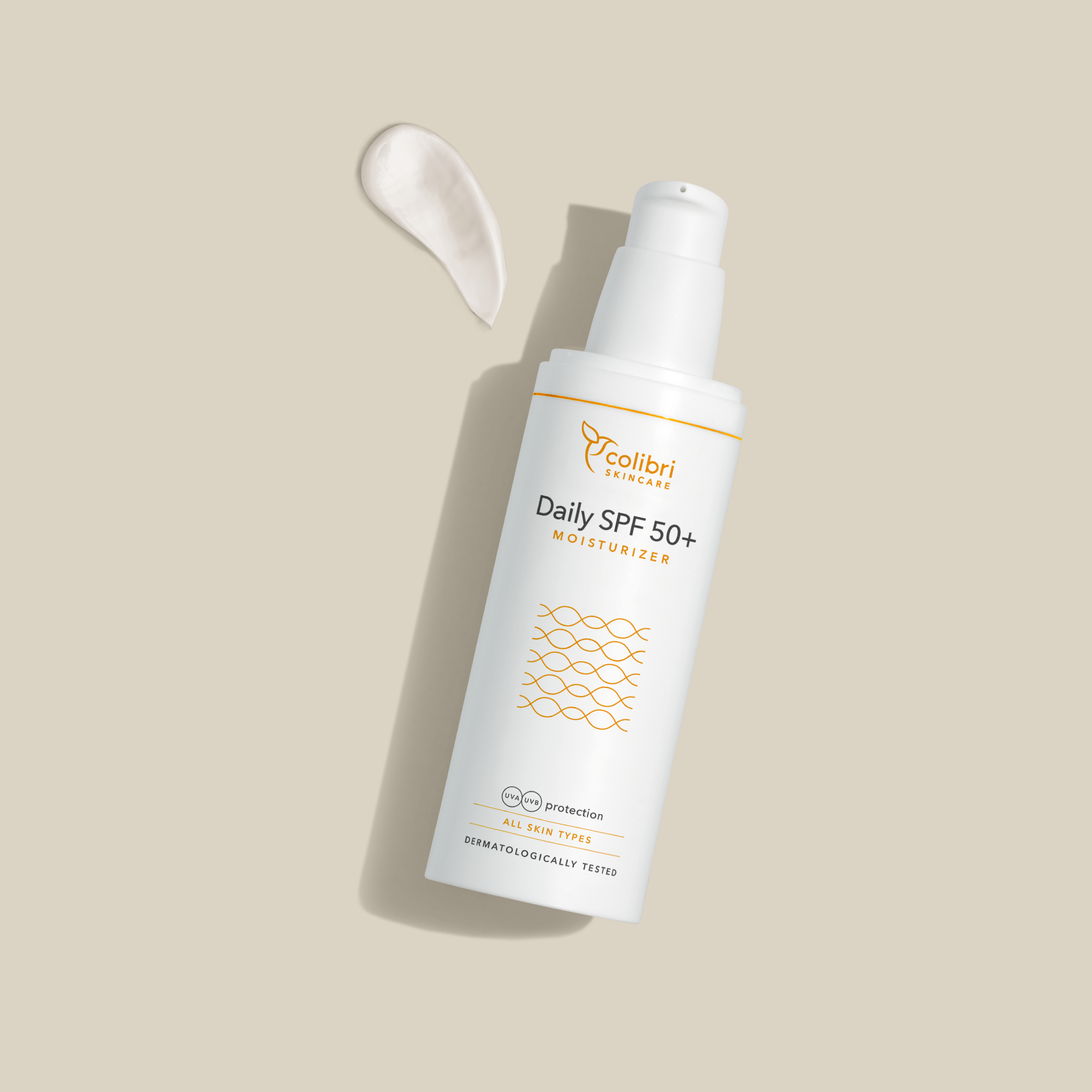 Flasche eines Feuchtigkeitscremes mit SPF 50+ auf beigem Hintergrund, daneben ein Klecks der Creme.