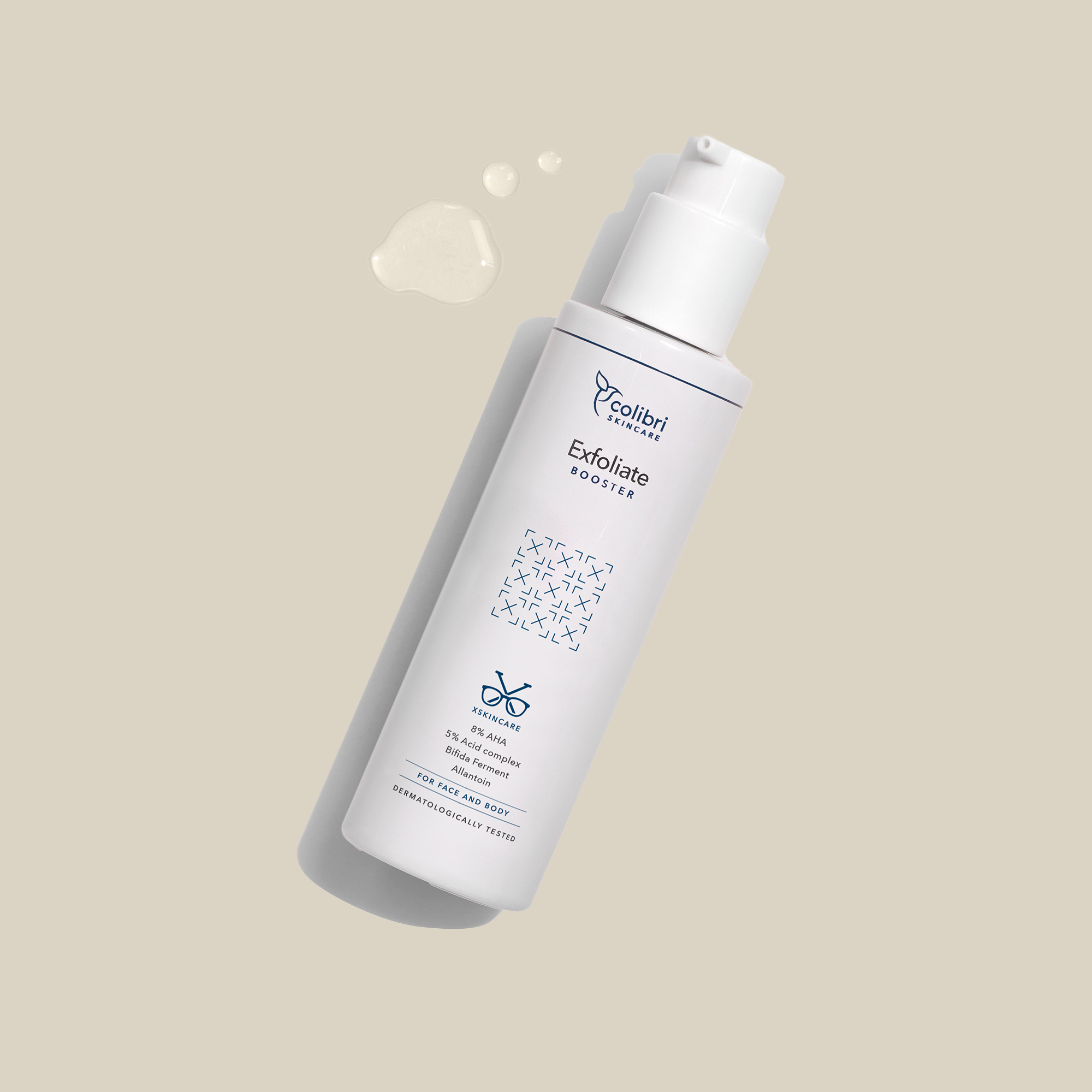 Weiße Flasche eines Exfoliate Boosters auf beigem Hintergrund mit einigen Tropfen daneben.