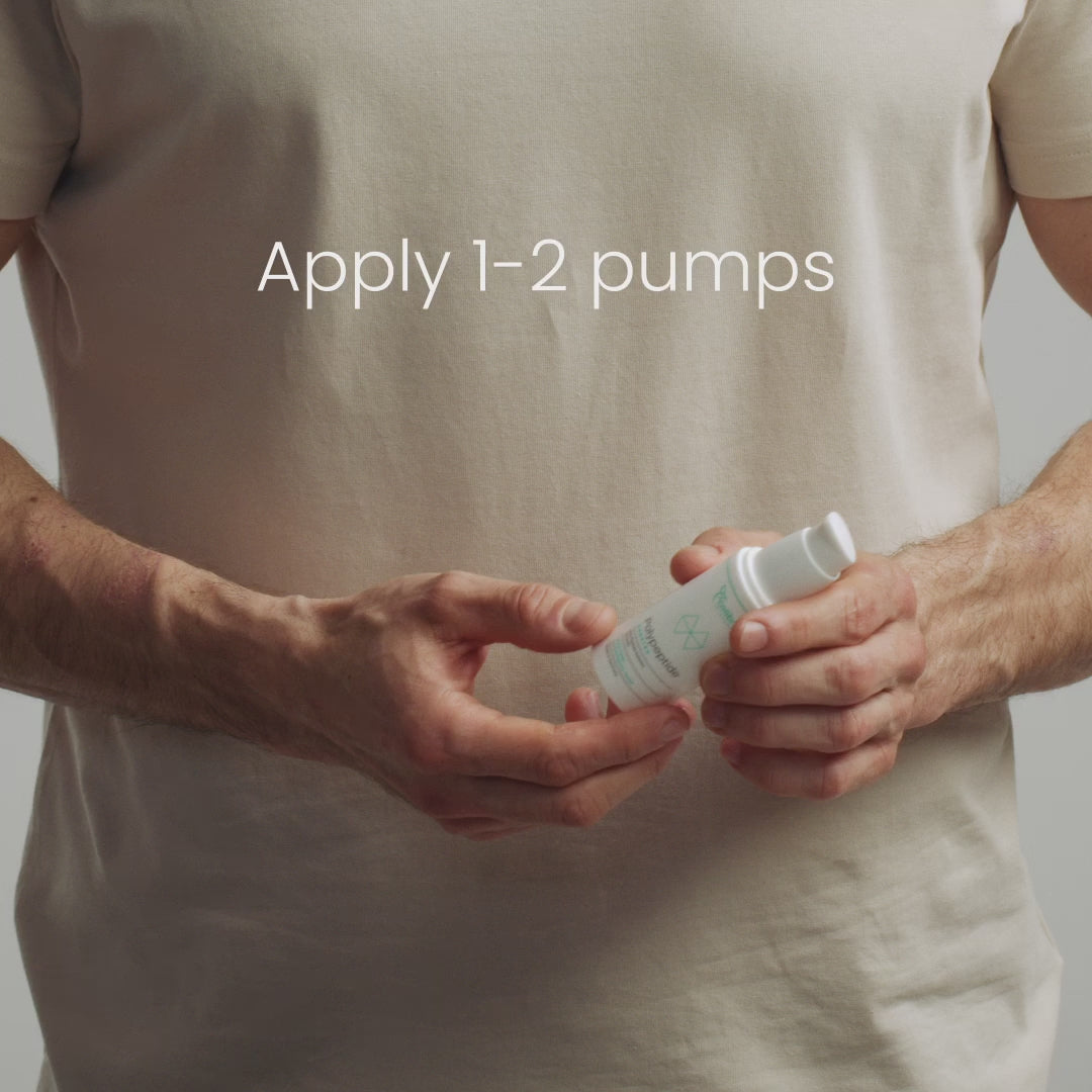 Ein Mann in einem beigen T-Shirt hält eine kleine Flasche und der Text "Apply 1-2 pumps" ist darüber zu sehen.