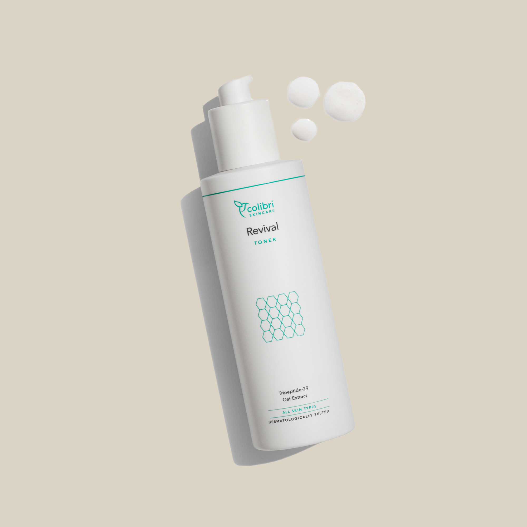 Weiße Flasche eines Gesichtswassers mit Spenderpumpe, auf beigem Hintergrund, daneben drei runde Tropfen.