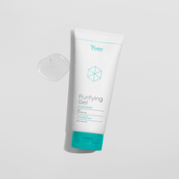 Tube mit Reinigungs-Gel auf weißem Hintergrund, daneben ein Tropfen des transparenten Gels.