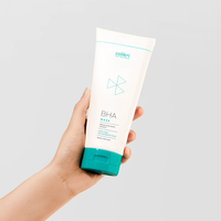 BHA Mask Tube in der Hand