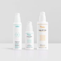 Drei Flaschen Hautpflegeprodukte mit der Aufschrift "Pigment Control", "Antioxidant Serum" und "Daily SPF 50+" auf weißem Hintergrund.