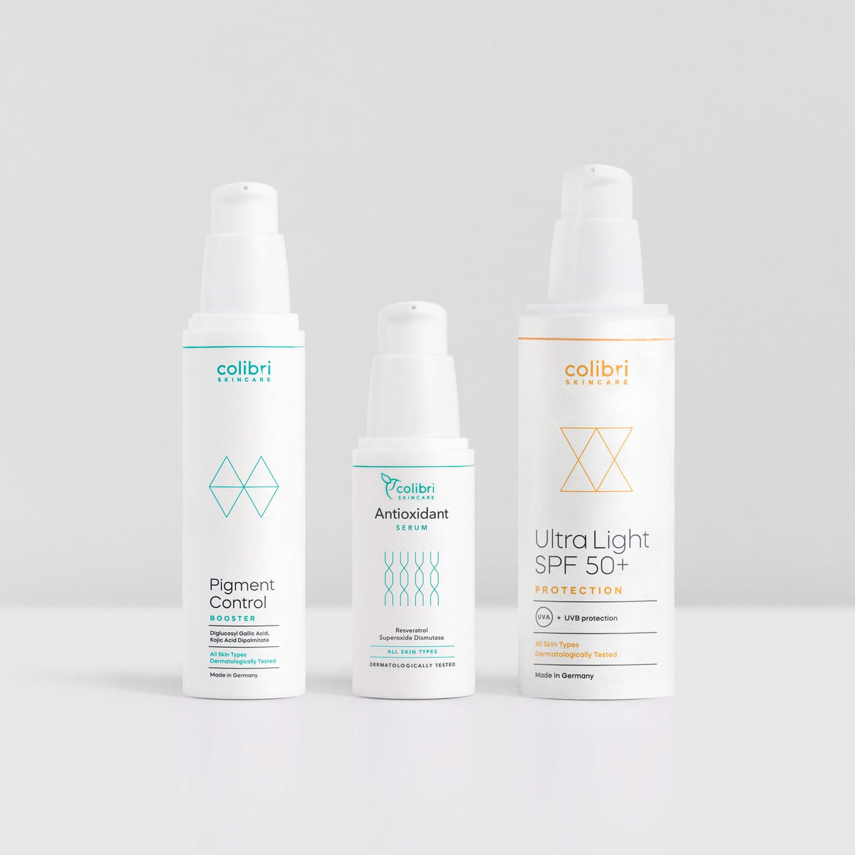 Drei Hautpflegeprodukte mit minimalistischen Designs; Pigment Control, Antioxidant Serum und Ultra Light SPF 50+ Protection.