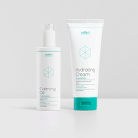 Calming Oil Cleanser und Hydrating Cream Cleanser stehend